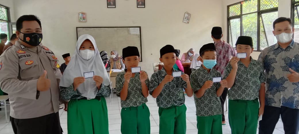 Siswa Siswi MIN 1 Pandeglang Foto Bersama Kepolisian dan Guru Usai di Vaksin